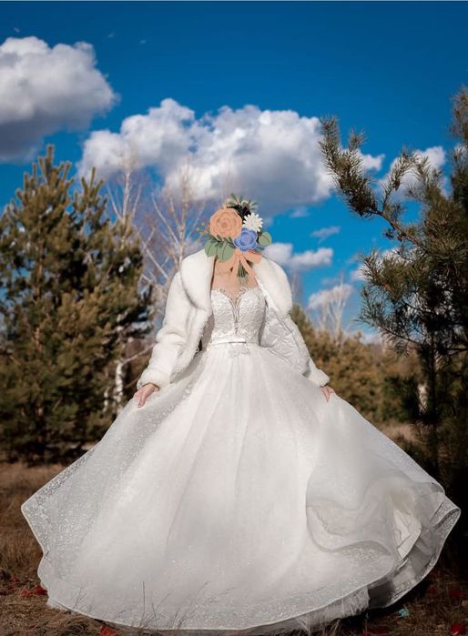 Весільна сукня з поясом