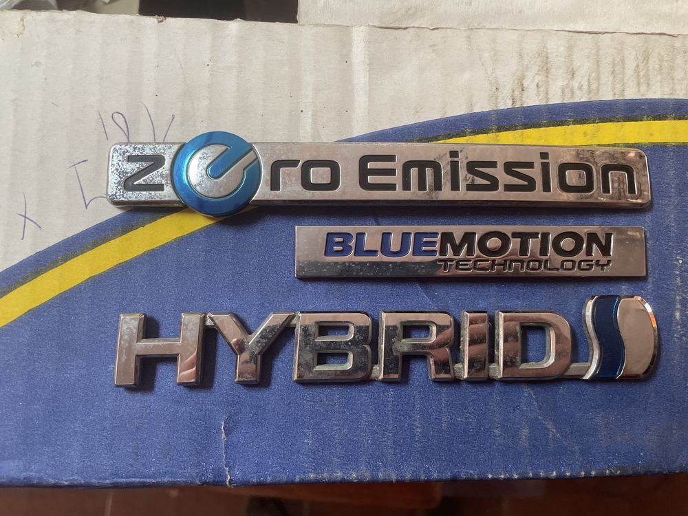 Эмблема BlueMotion . Zero Emission. Hybrid