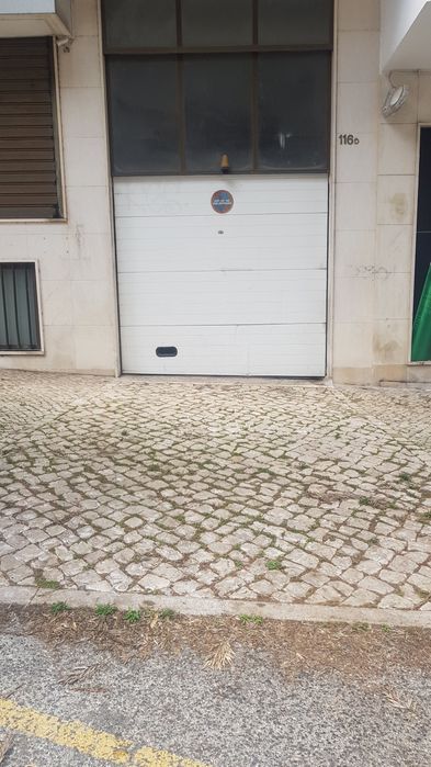 Aluga-se Box em Fitares