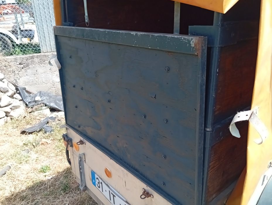 Reboque para transporte de animais