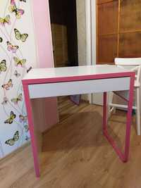 Małe dziewczyńskie biurko z Ikei