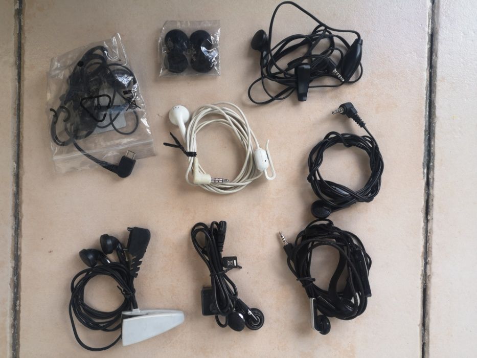 Auriculares novos e usados para telemóveis (vendo junto ou separado)