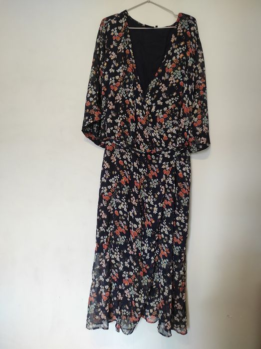 Wiązana sukienka w kwiaty na podszewce