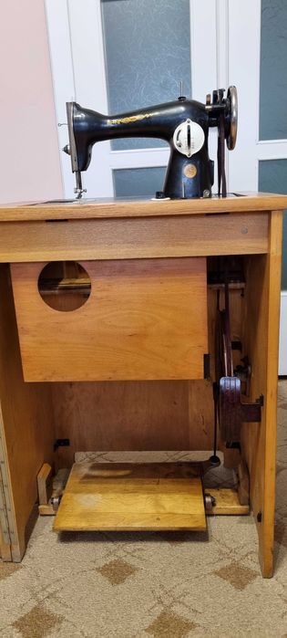 Швейна машинка старовинна