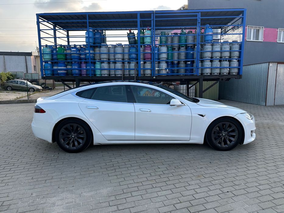 Wynajem auta Tesla Model S Dual Motor - od 160zł/doba