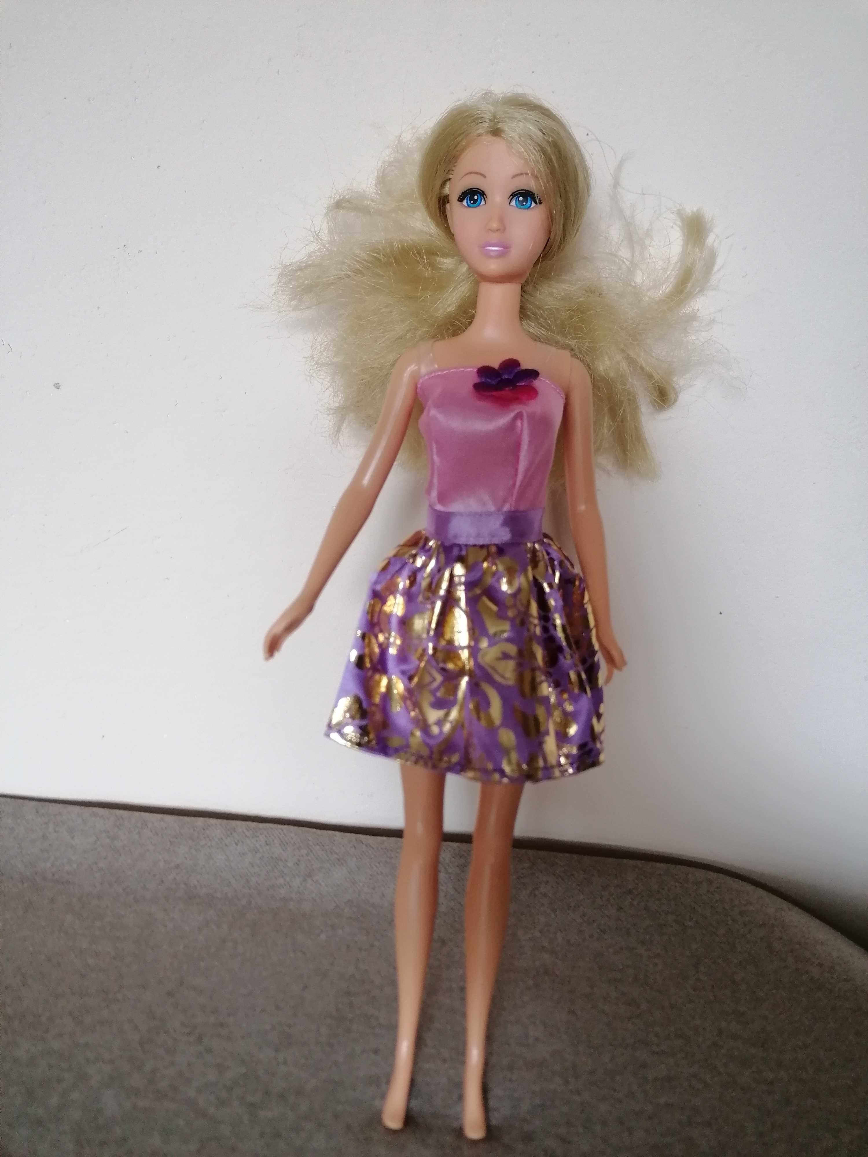 Lalka Barbie w liliowej sukience.