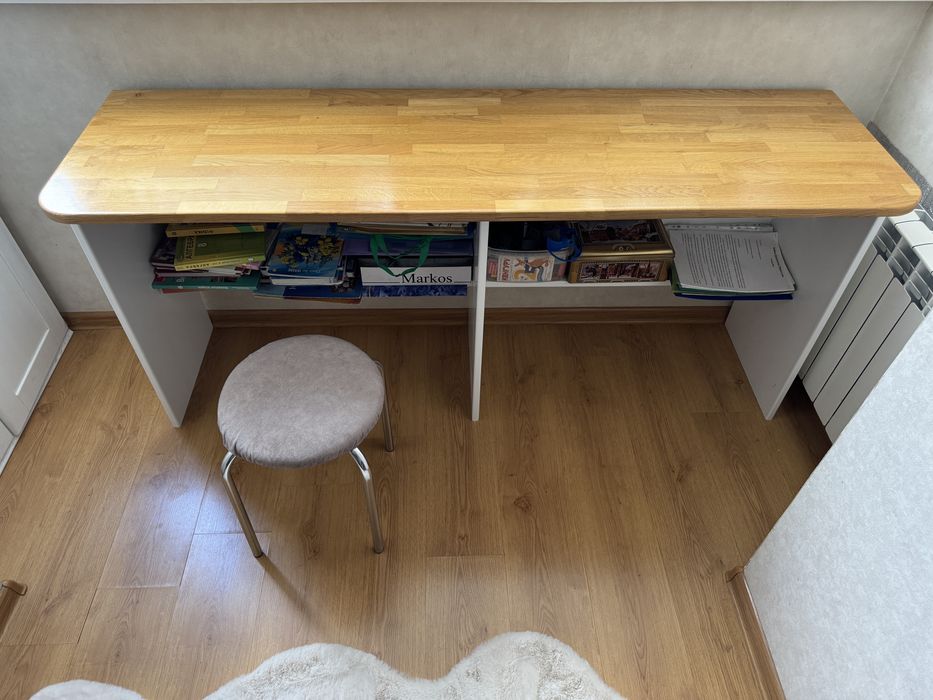 Стіл деревʼяний письмовий