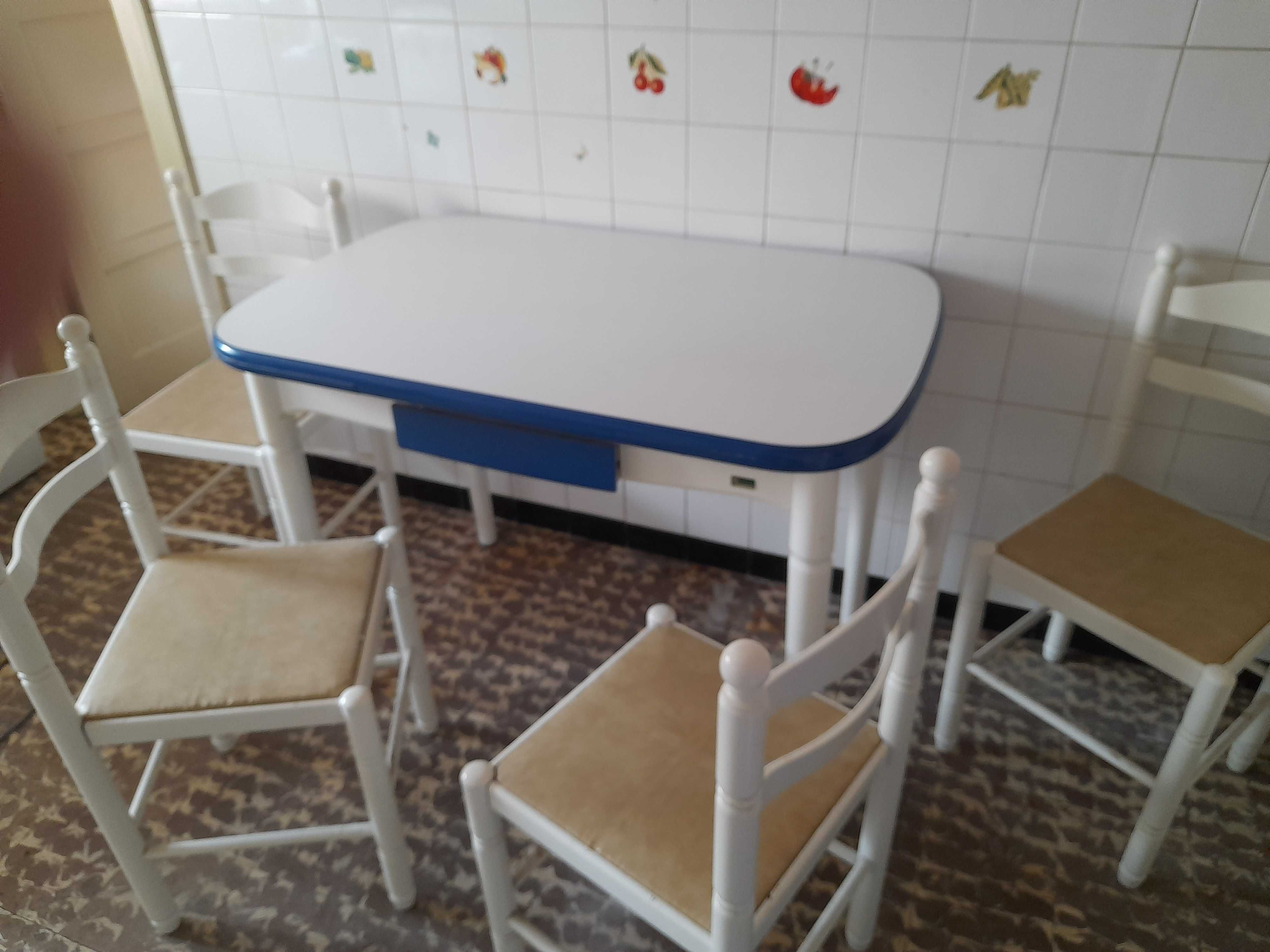 Mesa de cozinha c/ 4 cadeiras
