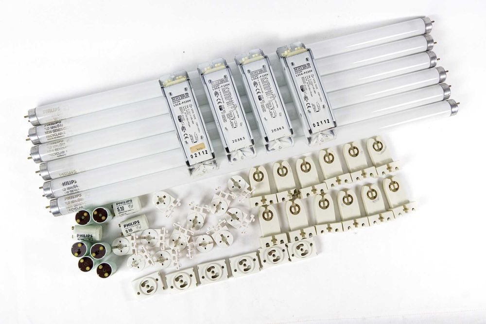 Lâmpadas fluorescentes e lote de material de instalação diverso