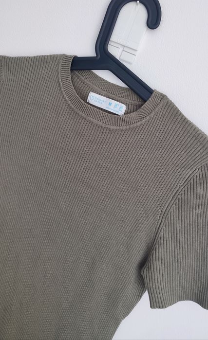 Dopasowana prążkowana sukienka khaki 70% wiskoza krótki rękaw wiosna