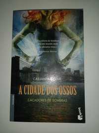 Vendo o livro de bolso "Cidade dos Ossos" de Cassandra Clare