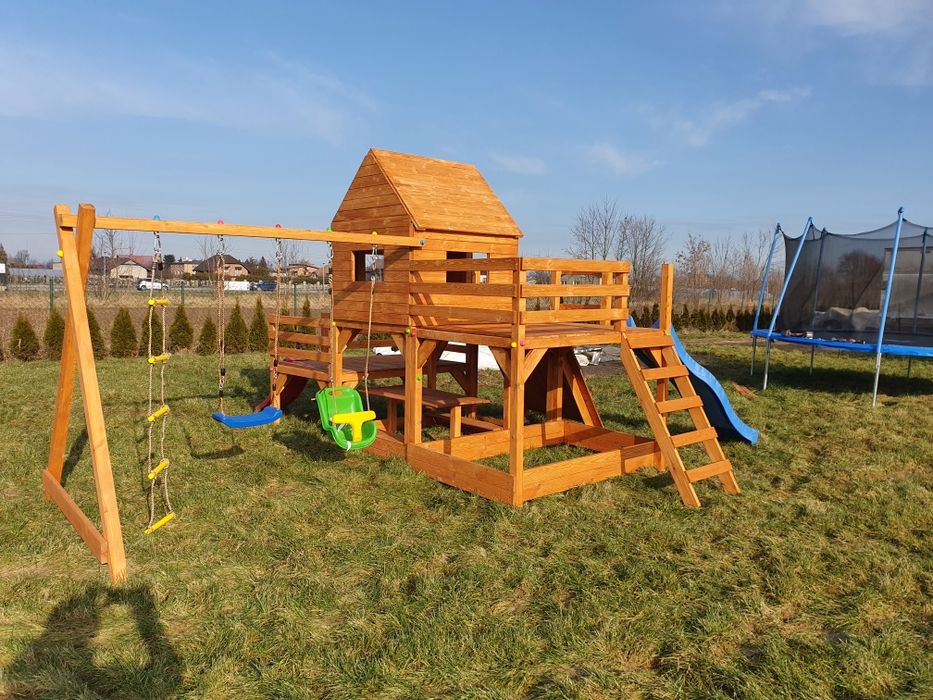 Plac zabaw hustawka domek piaskownica stolik