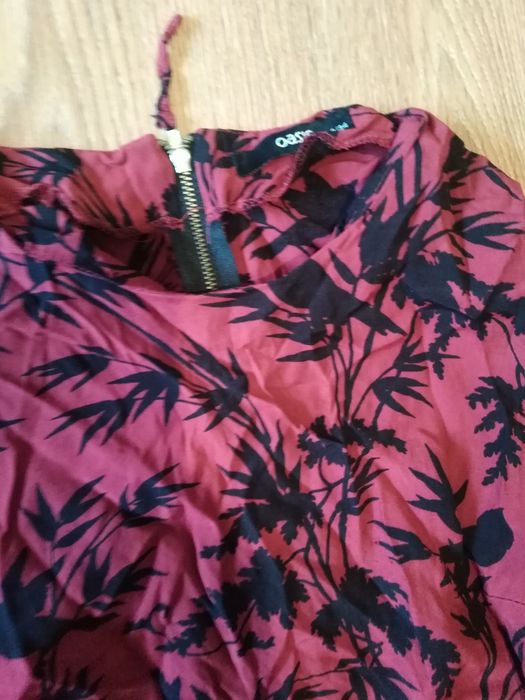 Sukienka Oasis, rozmiar 34, bordowa w listki