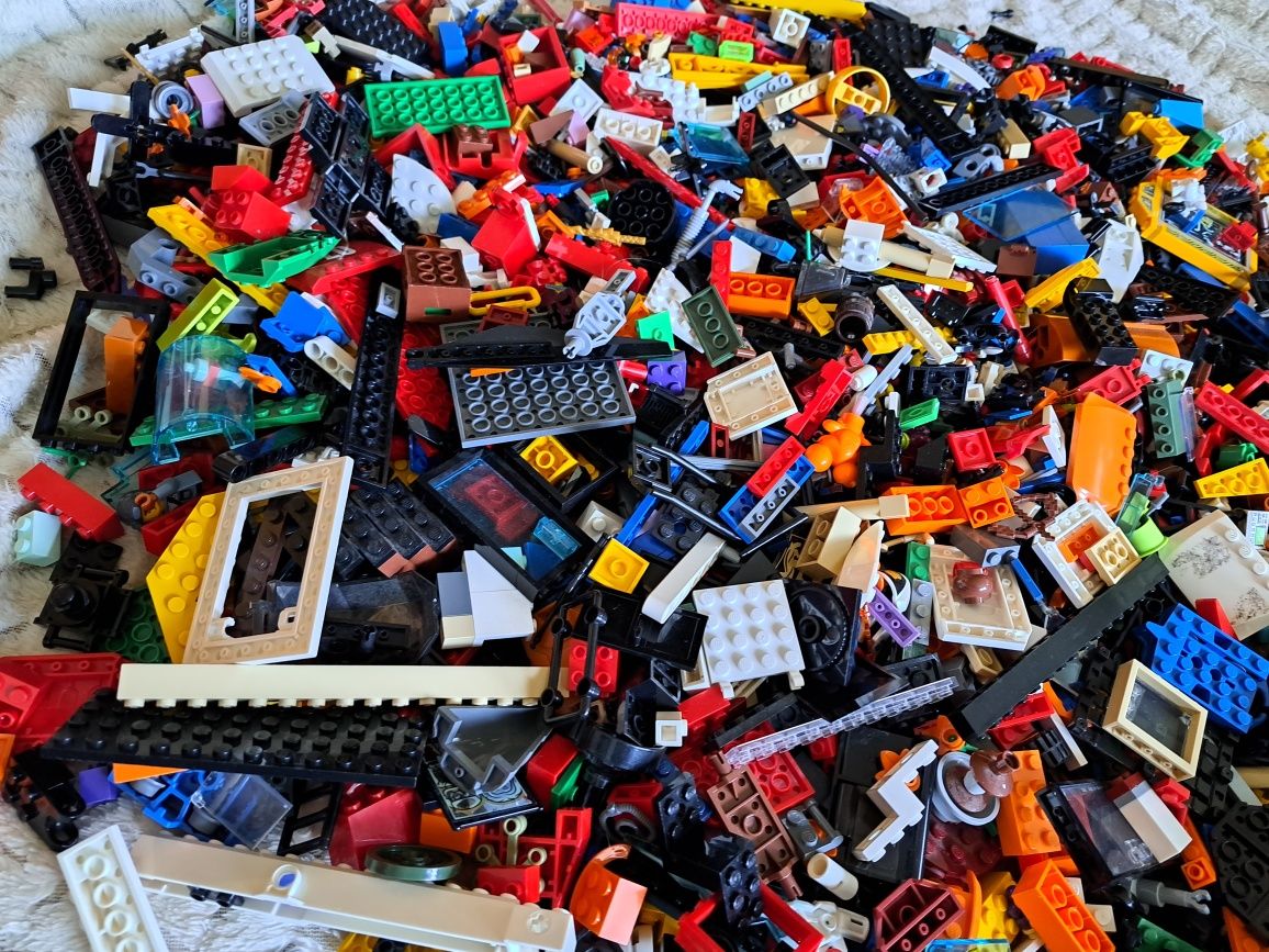 5 kg klocków- głównie Lego,  trochę Cobi (czołg)