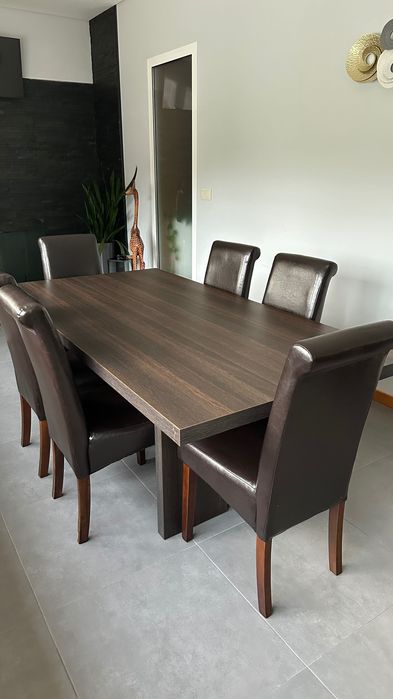 Mesa de sala de jantar, cadeiras e aparador - preto