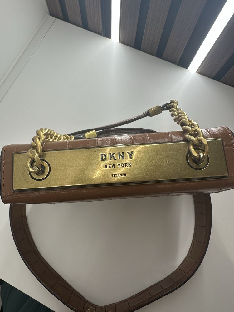 DKNY listonoszka polksiezyc brazowa/camel