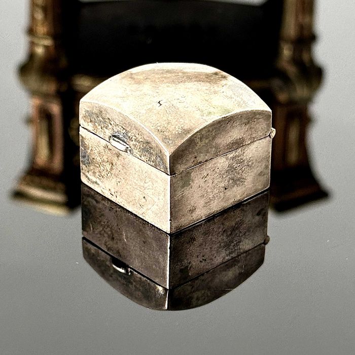 Srebrne etui na pierścionek z końcu XIX wieku z srebra próby 800