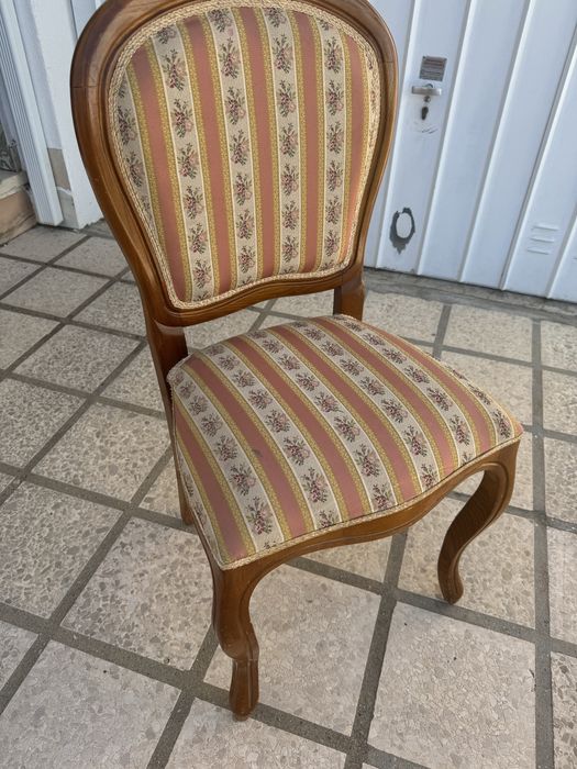 cadeira em madeira forrada em tecido