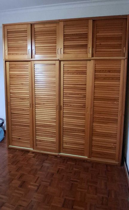 Roupeiro, guarda-roupa de grandes dimensões - portas de correr. Barato