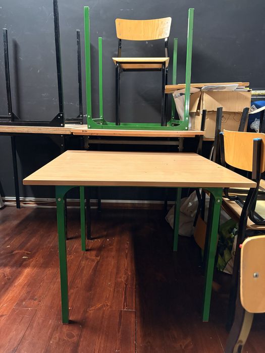 Krzeselka i ławki szkolne