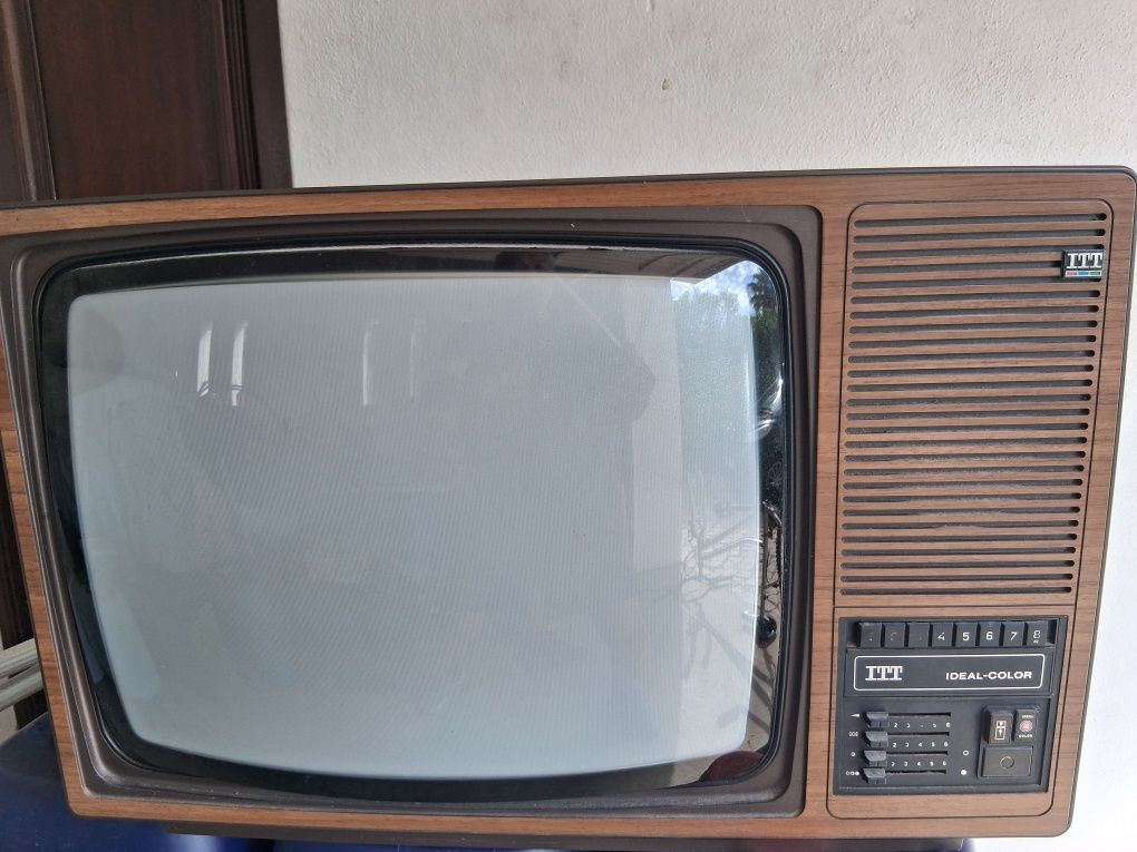 TV antiga, anos 90, a cores