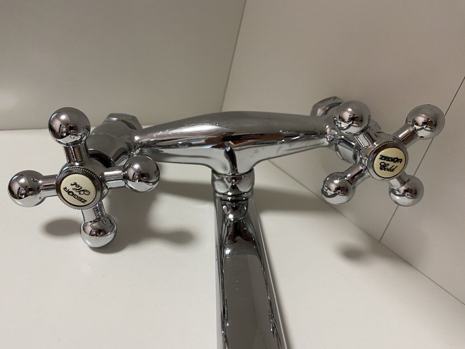 Змішувач двовентильний настінний