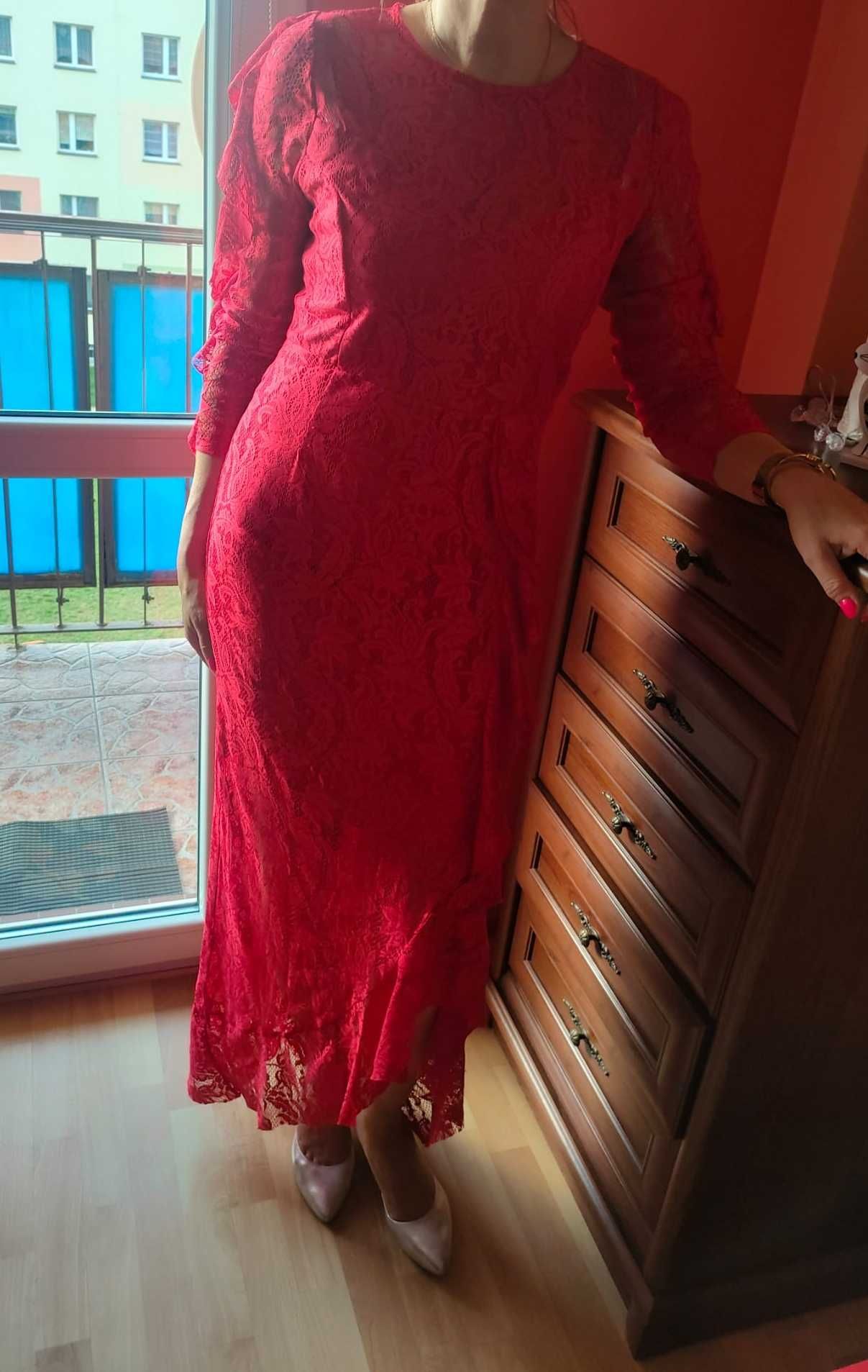 Czerwona koronkowa sukienka