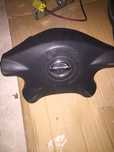 Arbaig Nissan Almera de condutor e passageiro.