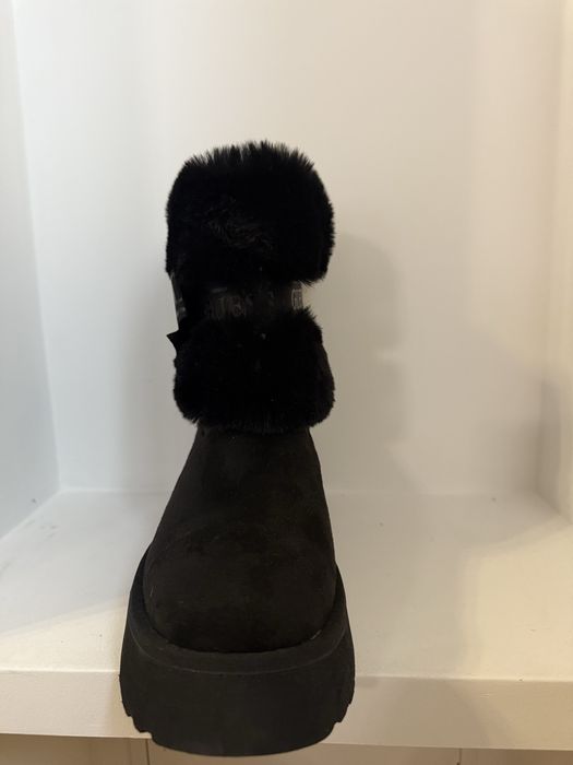 Угги уггі Guess розмір американський 9, європейський 40