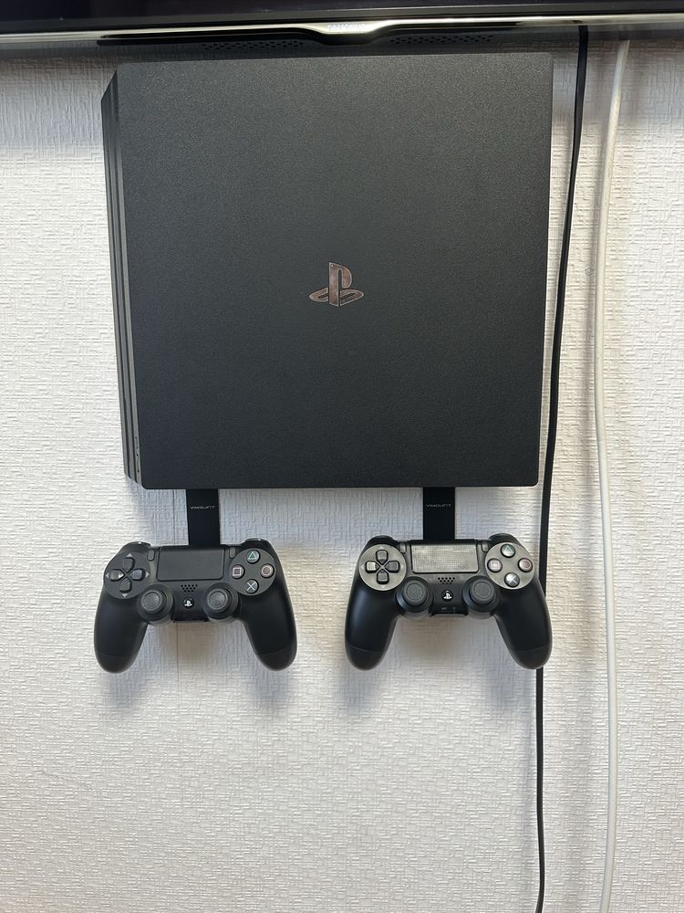 Sony PlayStation 4Pro 1Tb + 2 dualshock v2