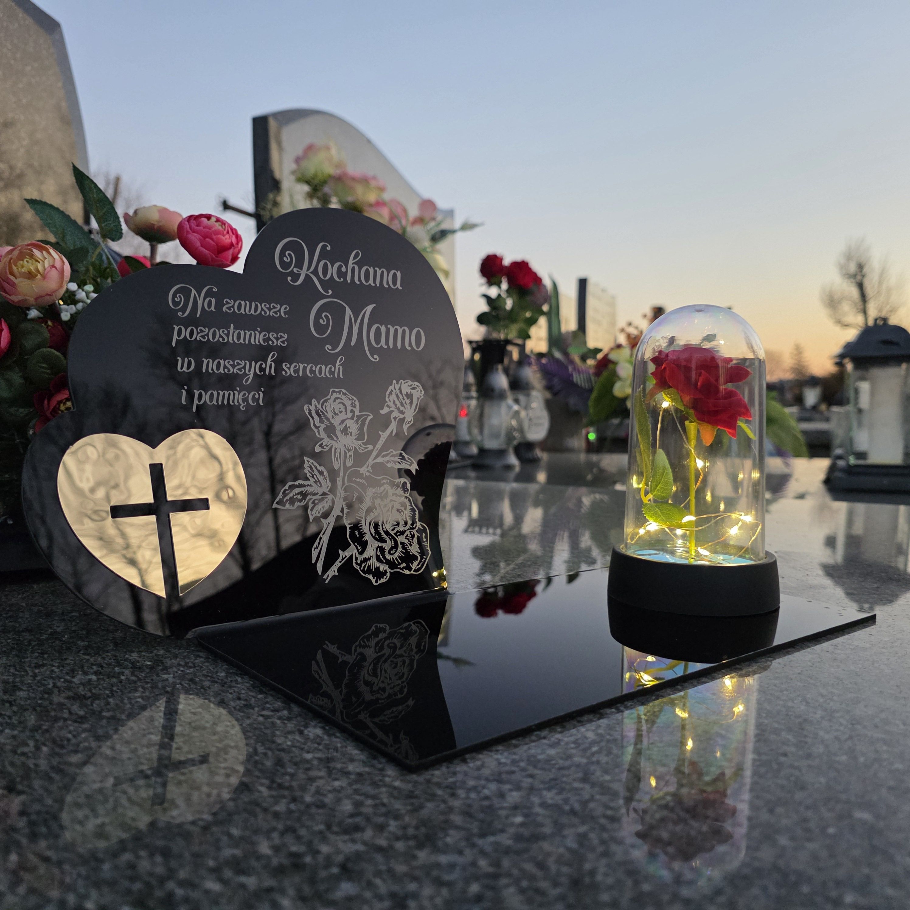 Znicz dla Mamy dekoracja na grób grawer podstawka na cmentarz róża