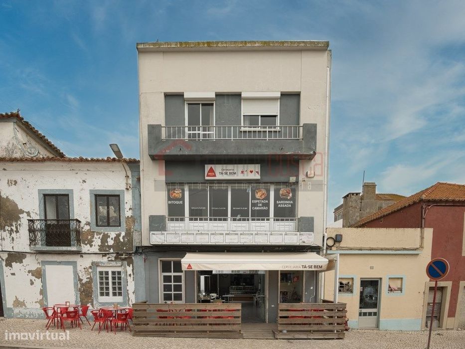 Edifício com Restaurante e Apartamento T3