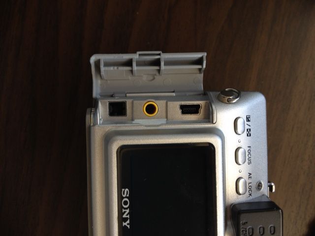 Máq. Fotográfica Compacta- Sony CyberShot DSC-V1