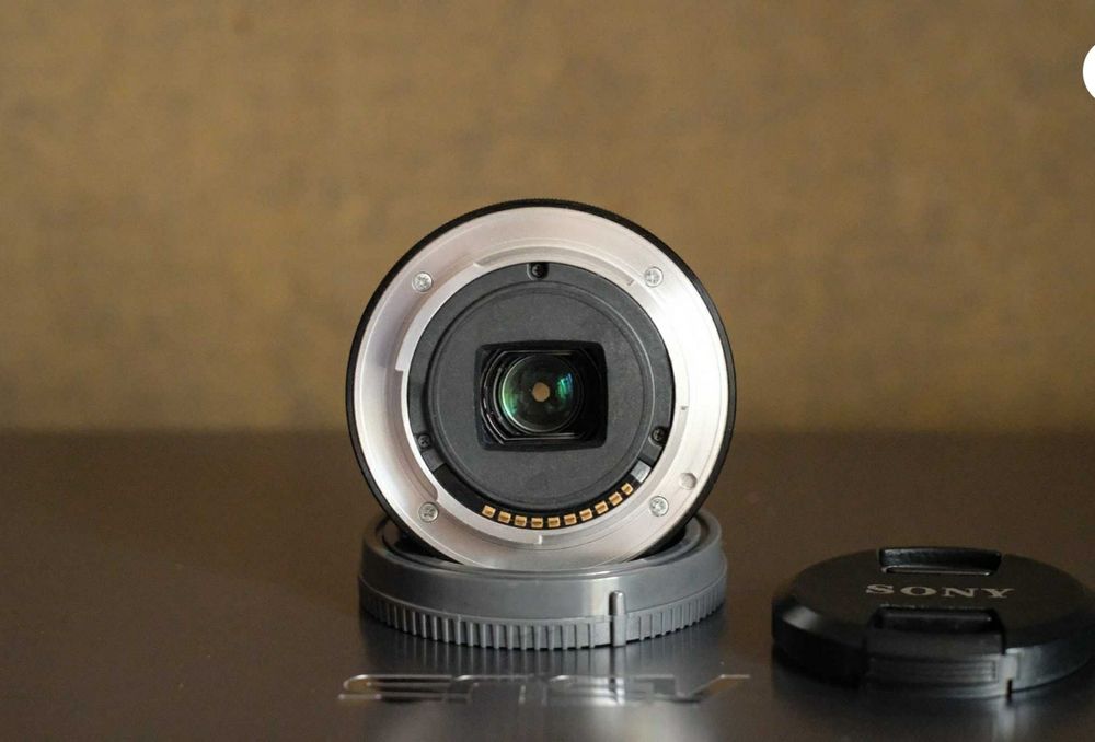 Над різкий SONY E 20 mm F2.8 для камер E-Mount для стріт і сторіс