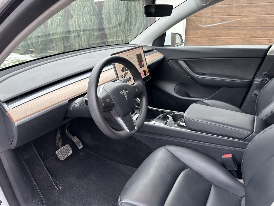 Tesla model Y ціла не биток long range