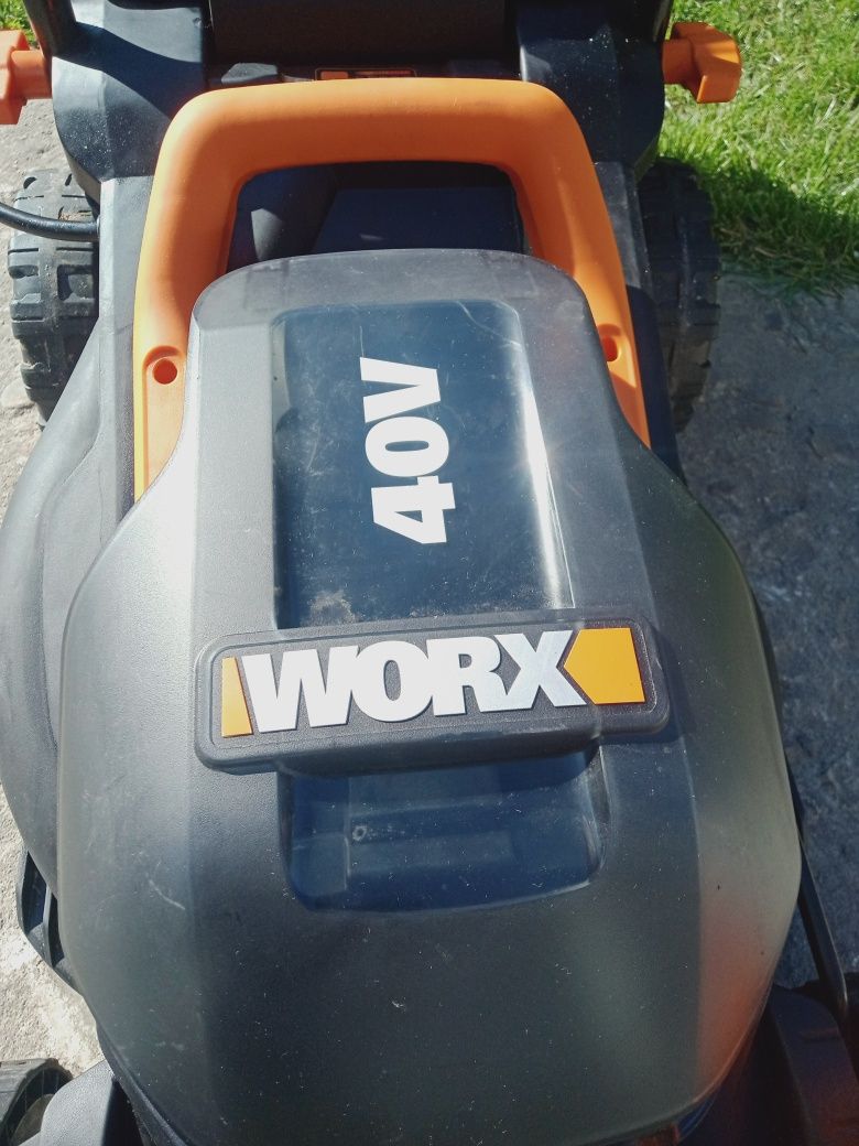 Акумуляторна газонокосарка WORX 40V