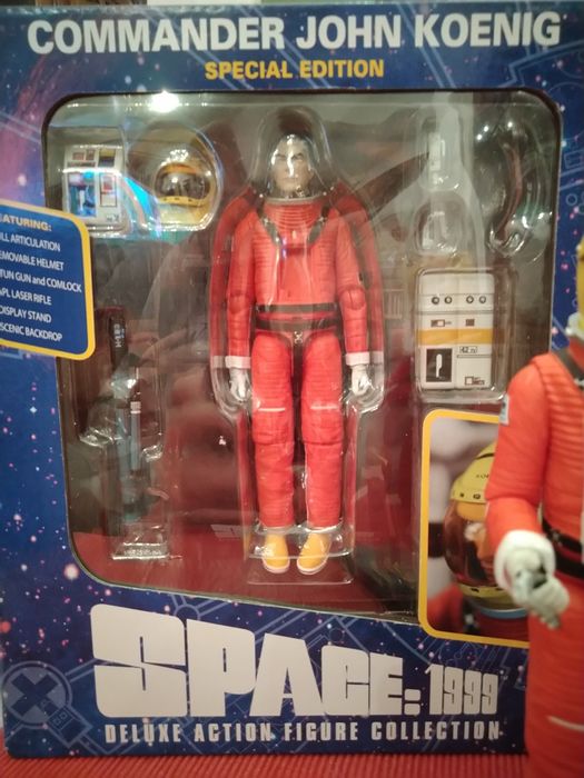 Espaço 1999: Figura John Koenig da Sixteen 12