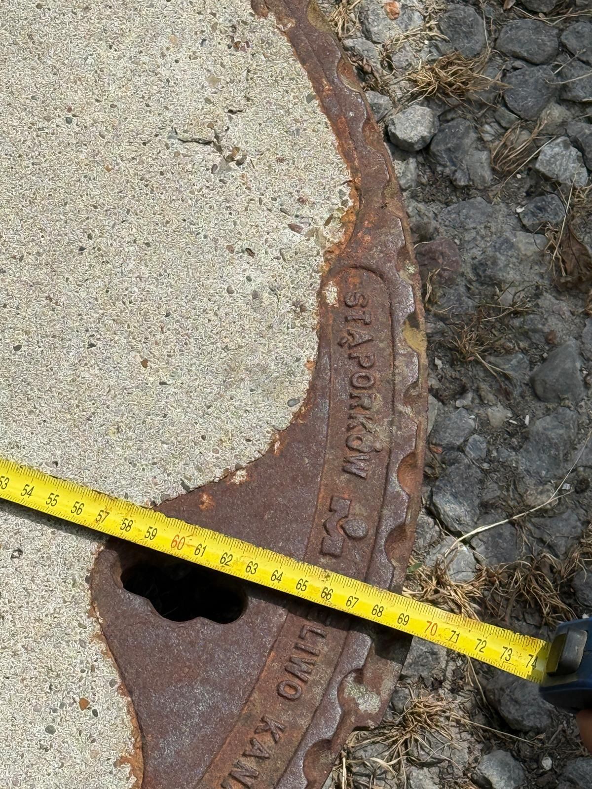 Właz, pokrywa studzienki betonowa średnica 69 cm