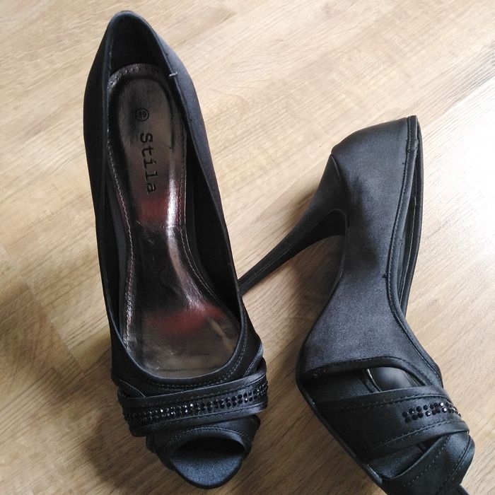 Czarna elegancka sukienka 36