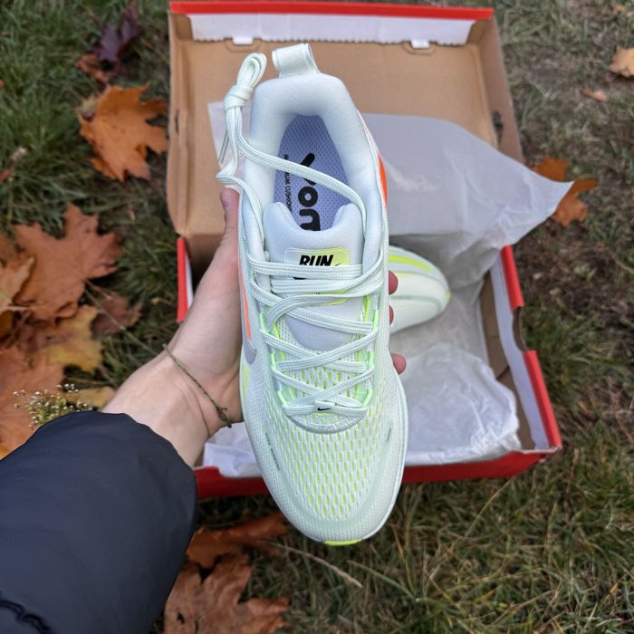 Кросівки: Nike Vomero 18