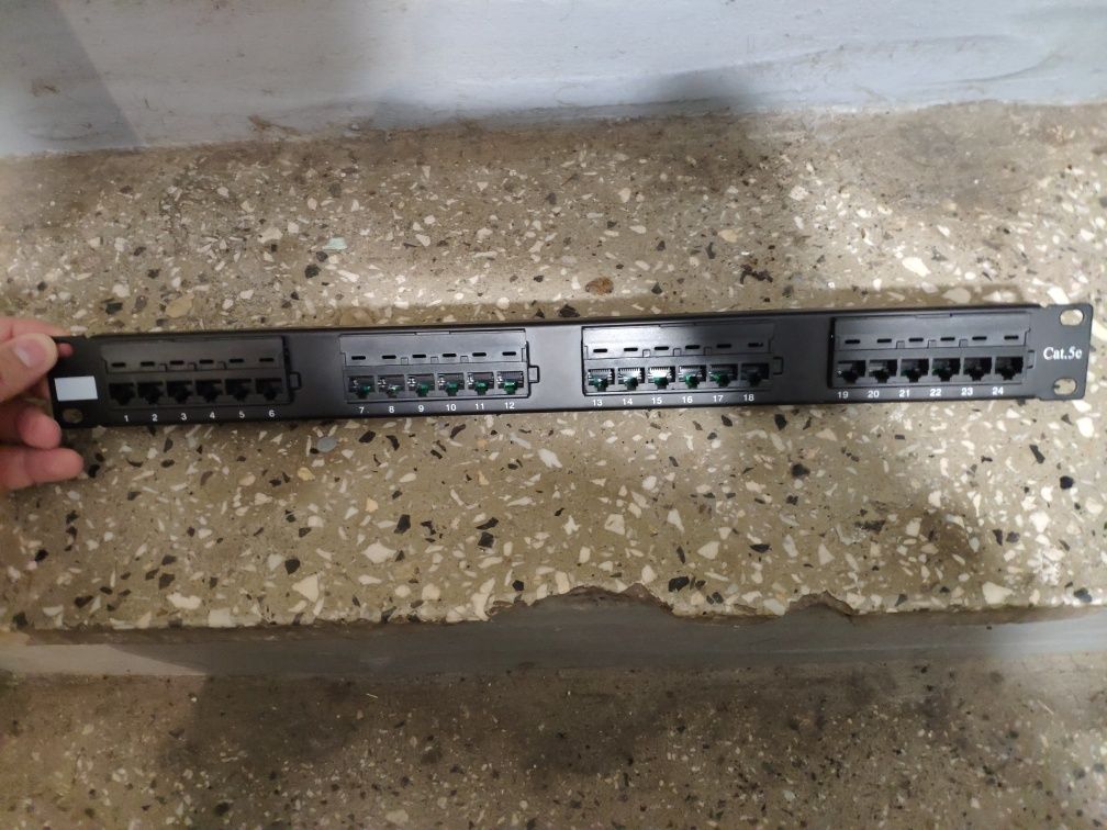 Patch panel RACK 19" 1U 24 porty kat.5e UTP czarny