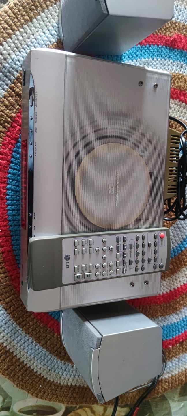 Mini hifi com CDs, RCA IN/ bluetooth incorporado e 2 colunas.