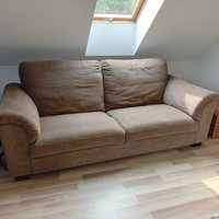 Beżowa trzyosobowa sofa