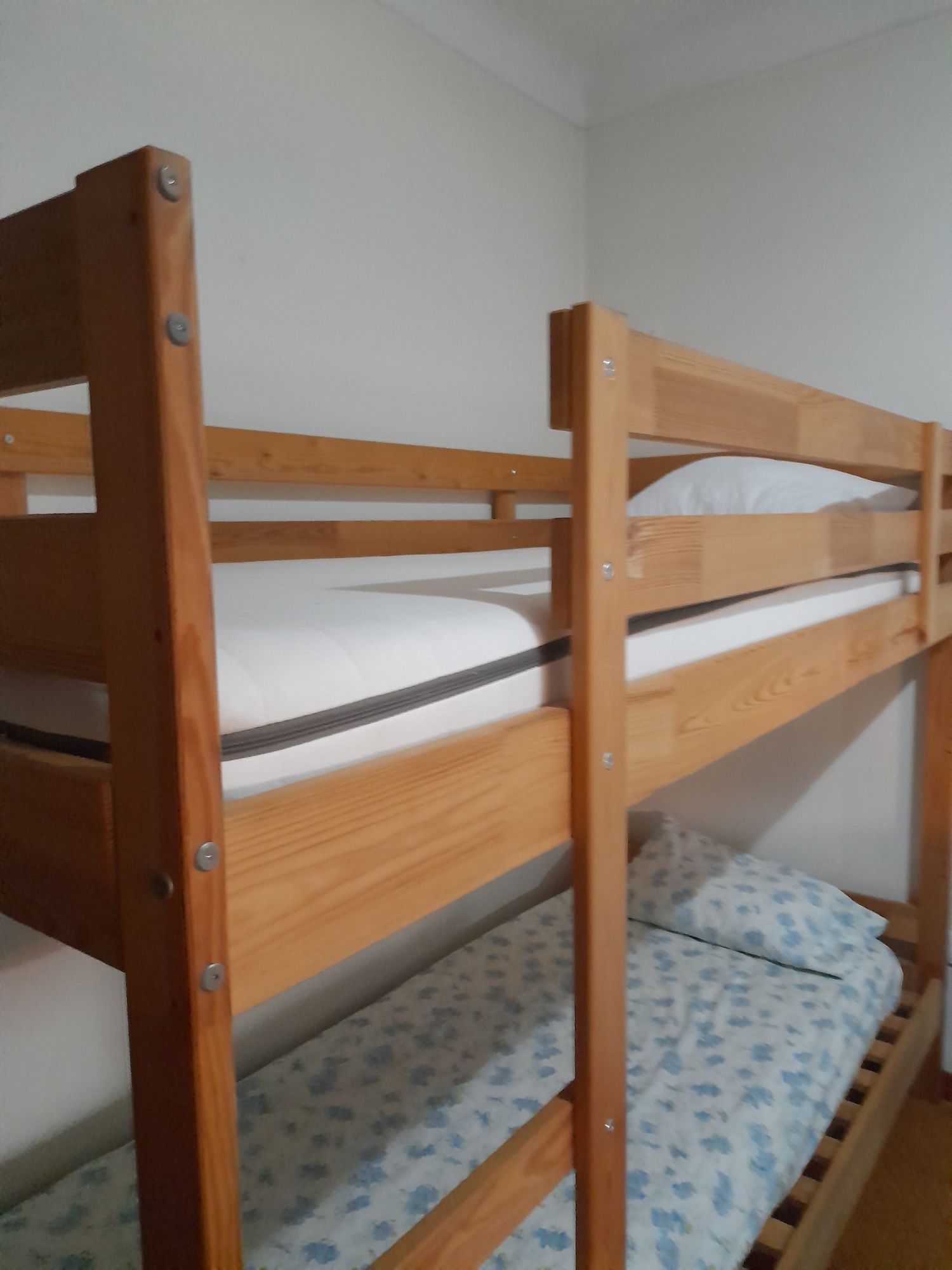 Beliche IKEA com 2 colchões