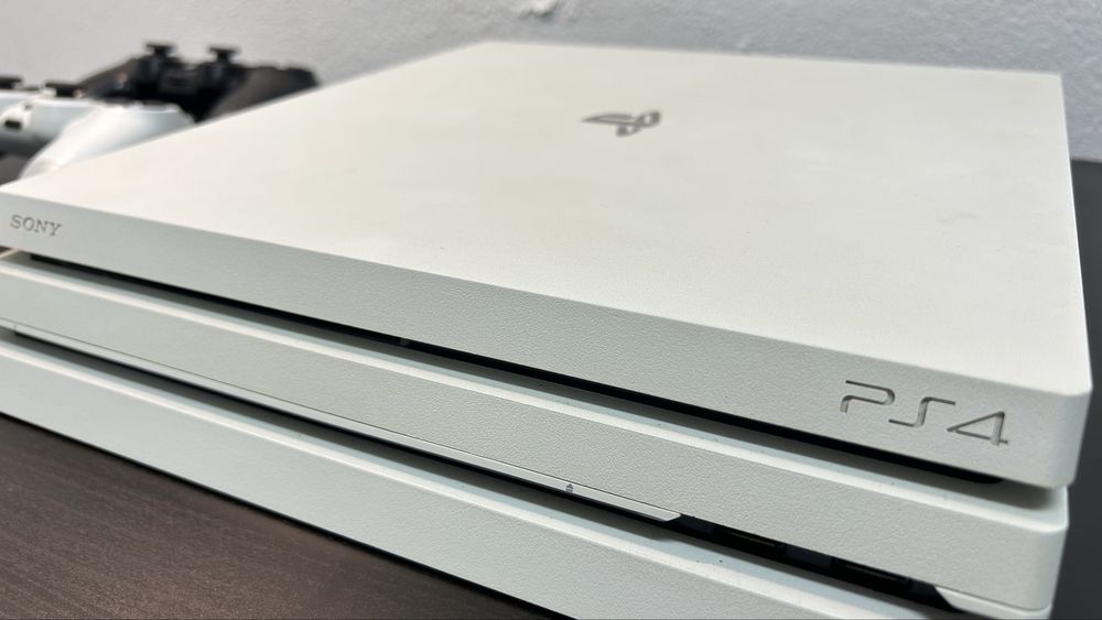 Playstation 4 + comandos + jogos