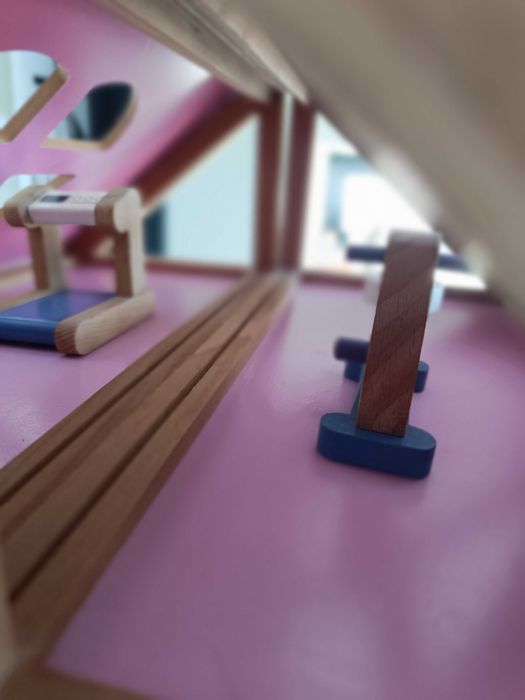 Casa de bonecas de madeira