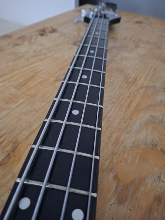 Gitara basowa Signal