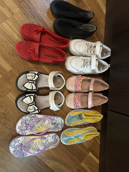 Віддам дитячі босоніжки та різне взуття