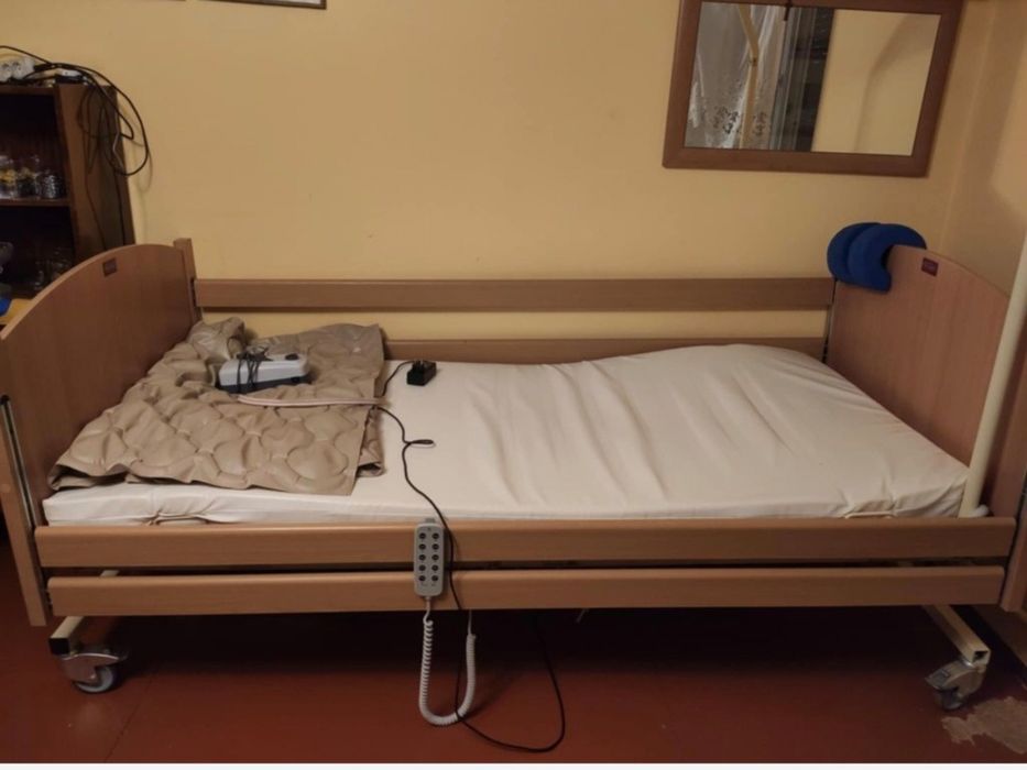Elektryczne łóżko rehabilitacyjne z materacem na odleżyny