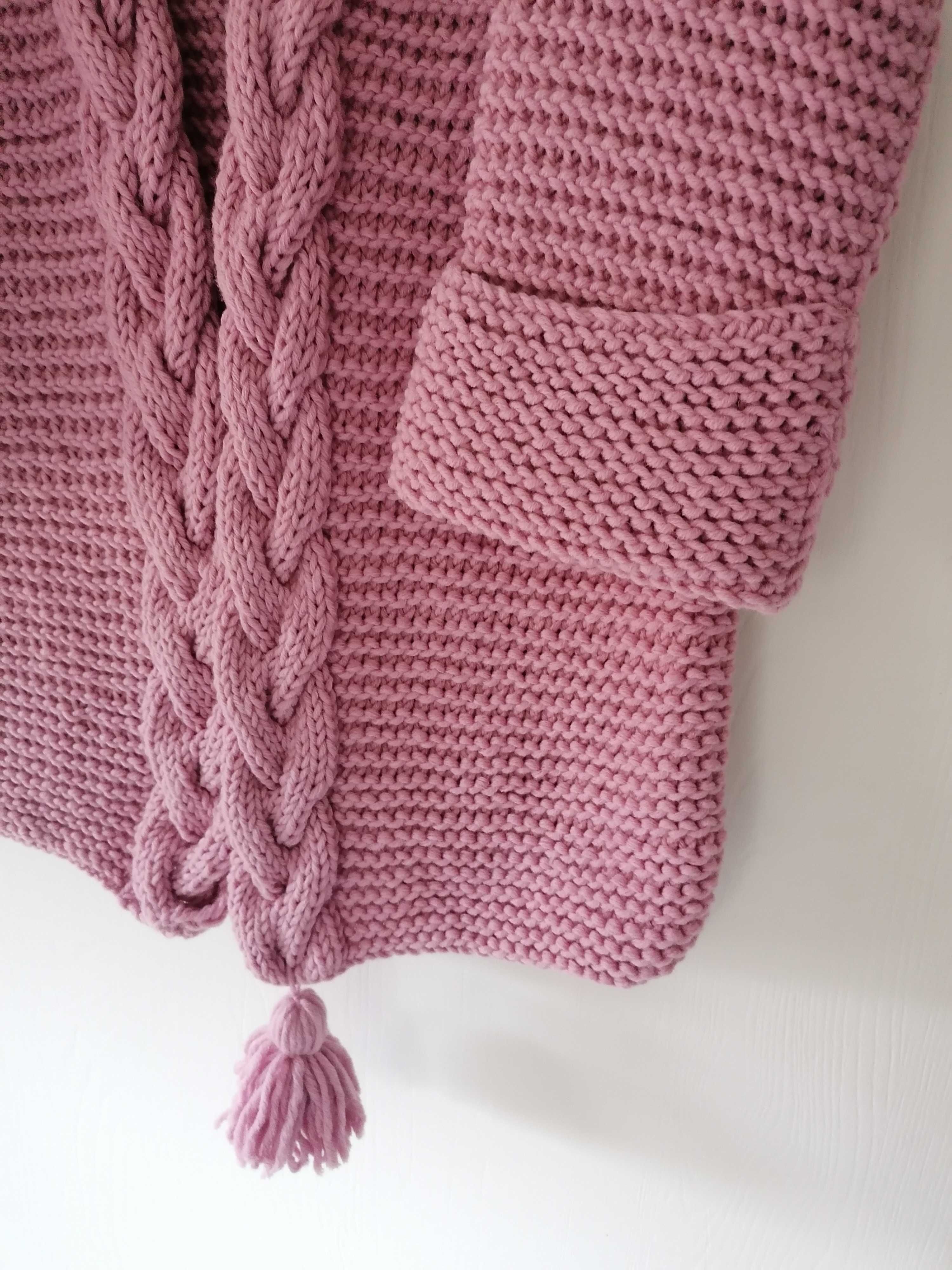 Różowy sweter robiony ręcznie na drutach ciepły z warkoczem chwost